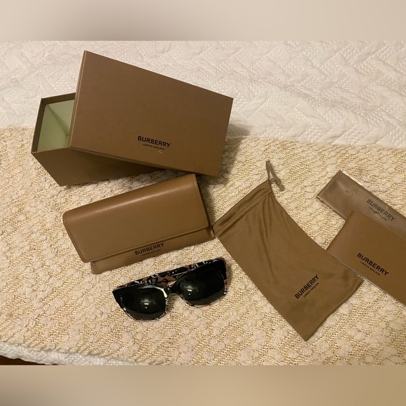 Burberry women sun glasses - Picture 1 of 6